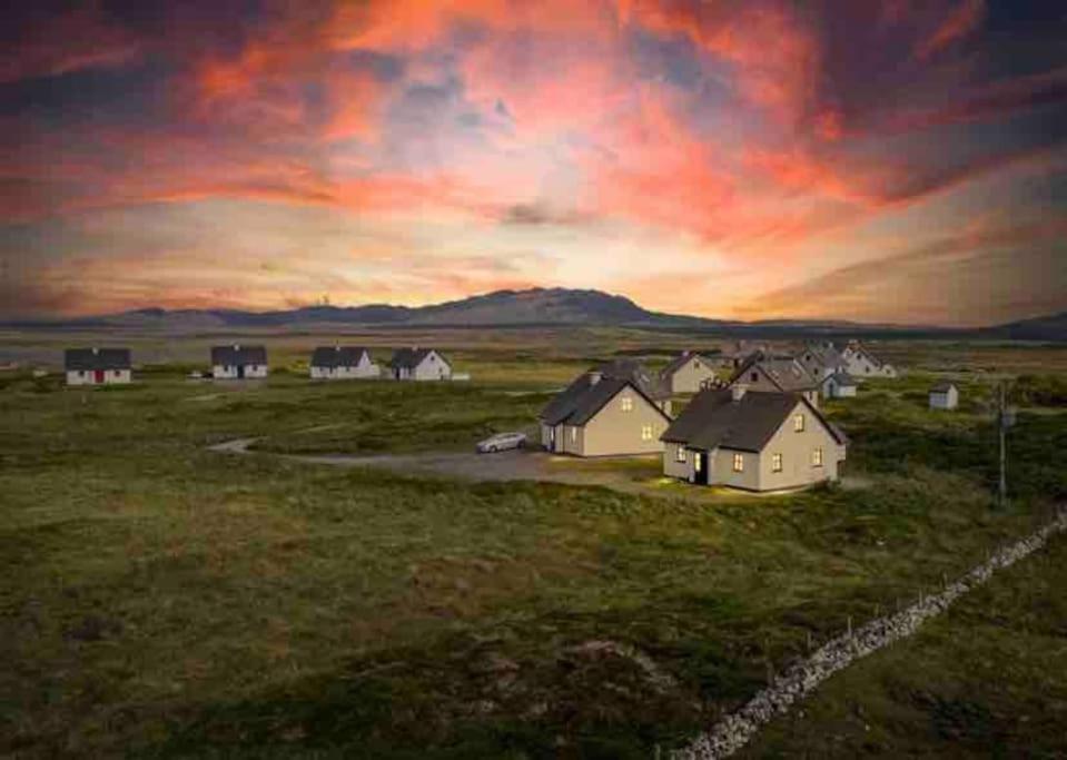 Pink Cottage Ballyconneely Extérieur photo